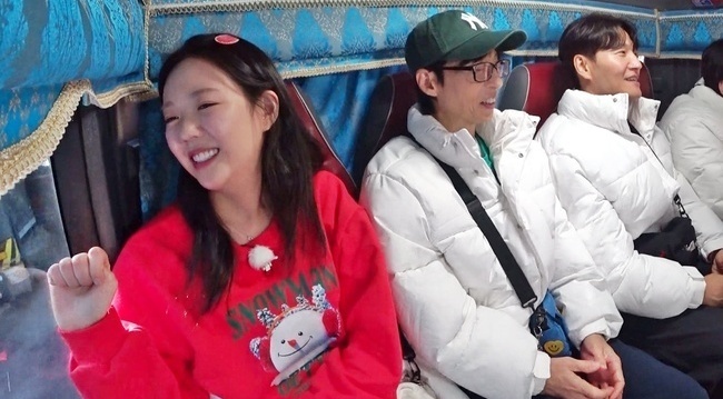 노란 수영복에 섹시한 몸매 어필하는 존예 처자