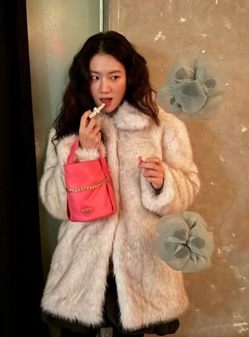 노란 수영복에 섹시한 몸매 어필하는 존예 처자