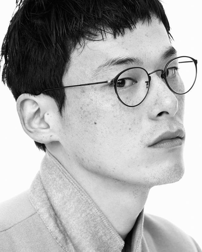 노란 수영복에 섹시한 몸매 어필하는 존예 처자