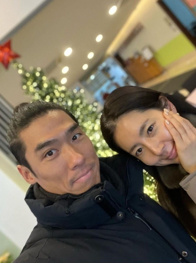 노란 수영복에 섹시한 몸매 어필하는 존예 처자