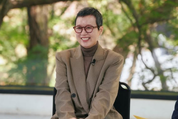 노란 수영복에 섹시한 몸매 어필하는 존예 처자