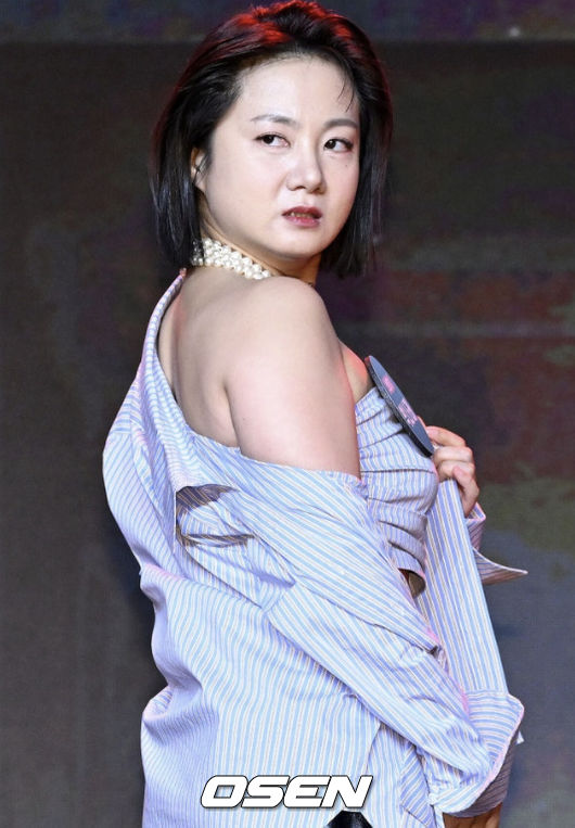 노란 수영복에 섹시한 몸매 어필하는 존예 처자