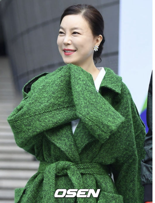 노란 수영복에 섹시한 몸매 어필하는 존예 처자