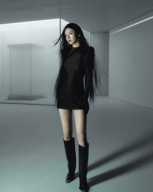 노란 수영복에 섹시한 몸매 어필하는 존예 처자