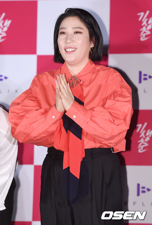 노란 수영복에 섹시한 몸매 어필하는 존예 처자