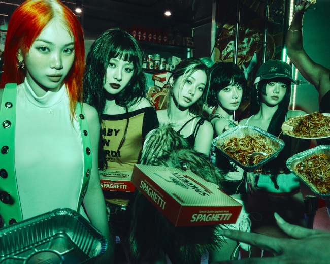 노란 수영복에 섹시한 몸매 어필하는 존예 처자