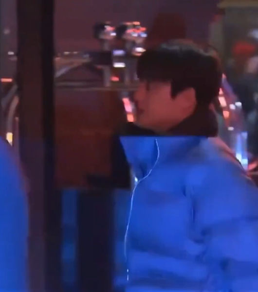 노란 수영복에 섹시한 몸매 어필하는 존예 처자