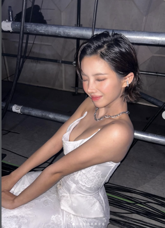 노란 수영복에 섹시한 몸매 어필하는 존예 처자