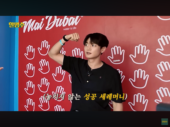 노란 수영복에 섹시한 몸매 어필하는 존예 처자