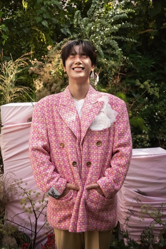 노란 수영복에 섹시한 몸매 어필하는 존예 처자