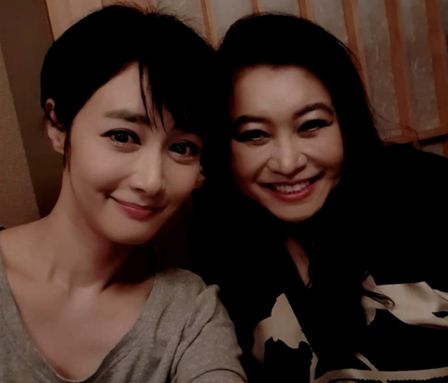 노란 수영복에 섹시한 몸매 어필하는 존예 처자