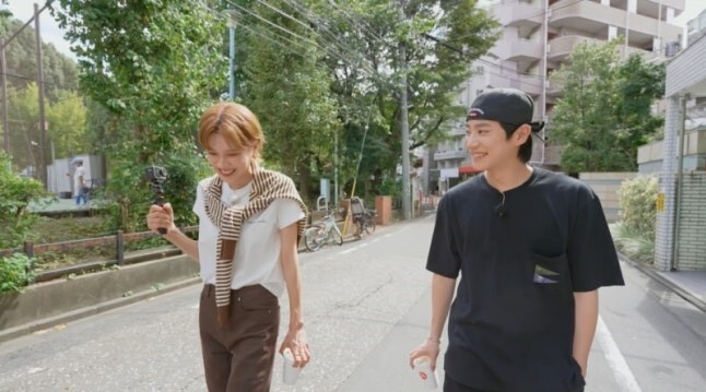 노란 수영복에 섹시한 몸매 어필하는 존예 처자