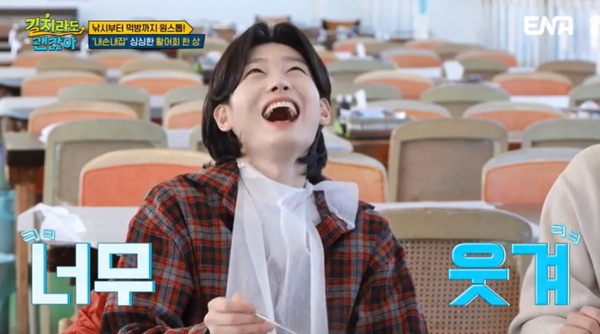 노란 수영복에 섹시한 몸매 어필하는 존예 처자