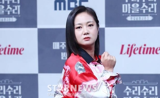 노란 수영복에 섹시한 몸매 어필하는 존예 처자