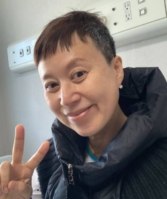 노란 수영복에 섹시한 몸매 어필하는 존예 처자