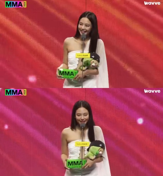 노란 수영복에 섹시한 몸매 어필하는 존예 처자