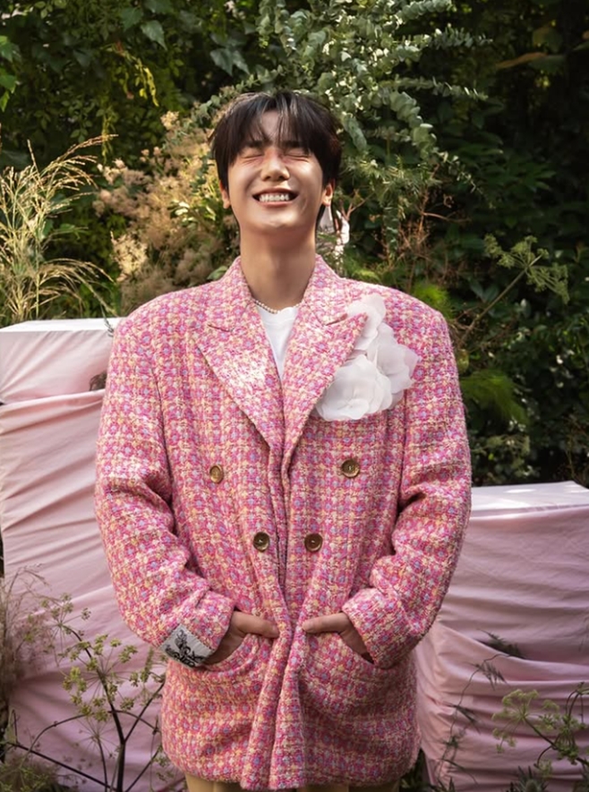 노란 수영복에 섹시한 몸매 어필하는 존예 처자