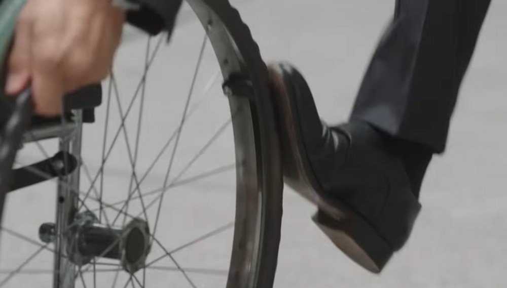 노란 수영복에 섹시한 몸매 어필하는 존예 처자