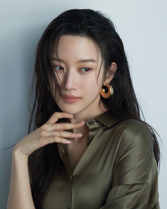 노란 수영복에 섹시한 몸매 어필하는 존예 처자