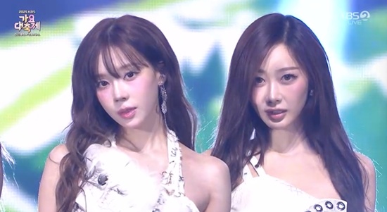 노란 수영복에 섹시한 몸매 어필하는 존예 처자