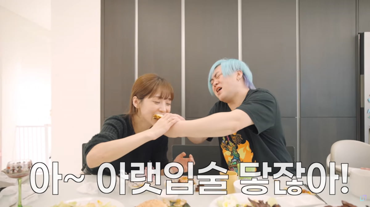 노란 수영복에 섹시한 몸매 어필하는 존예 처자