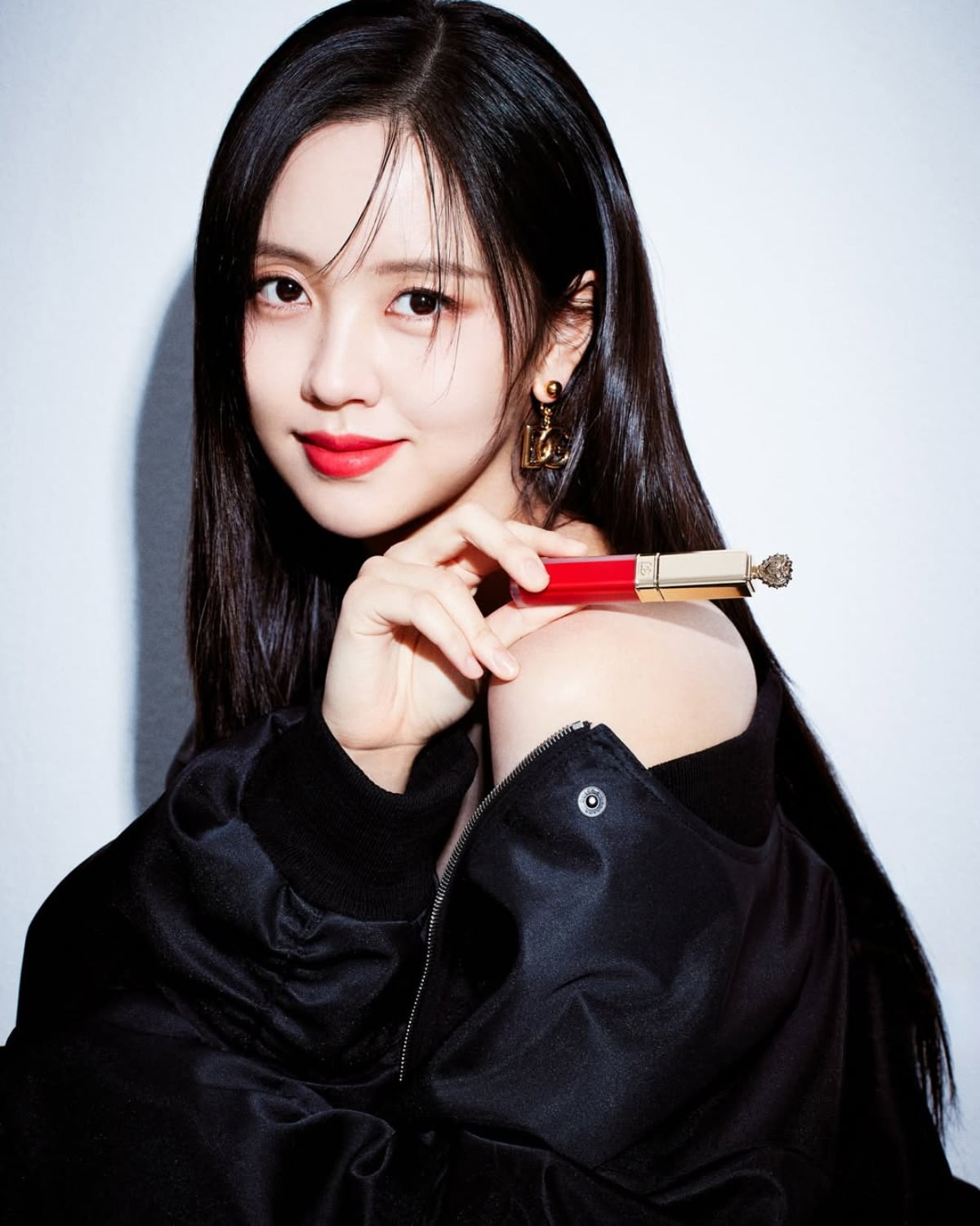 노란 수영복에 섹시한 몸매 어필하는 존예 처자