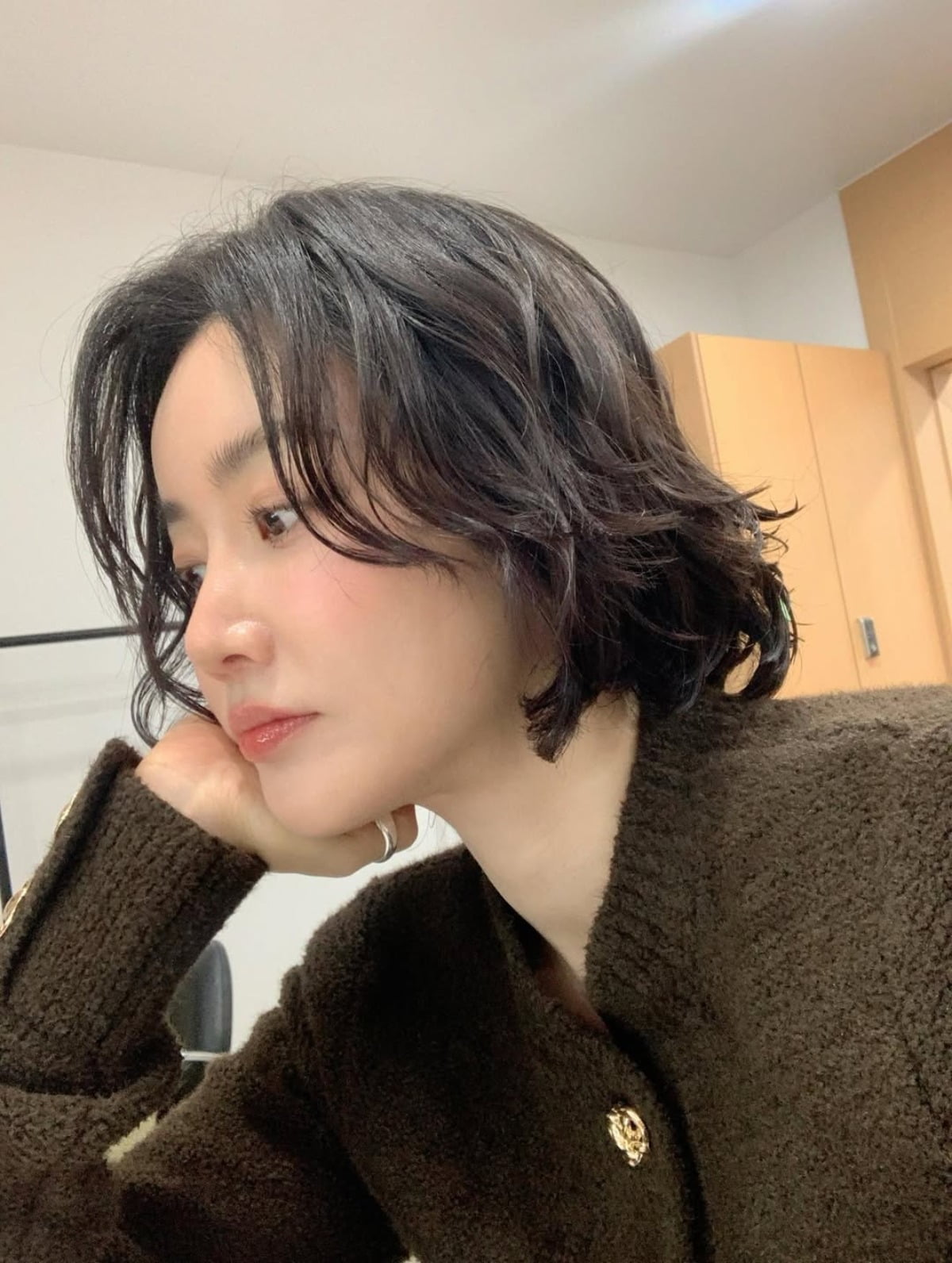 노란 수영복에 섹시한 몸매 어필하는 존예 처자