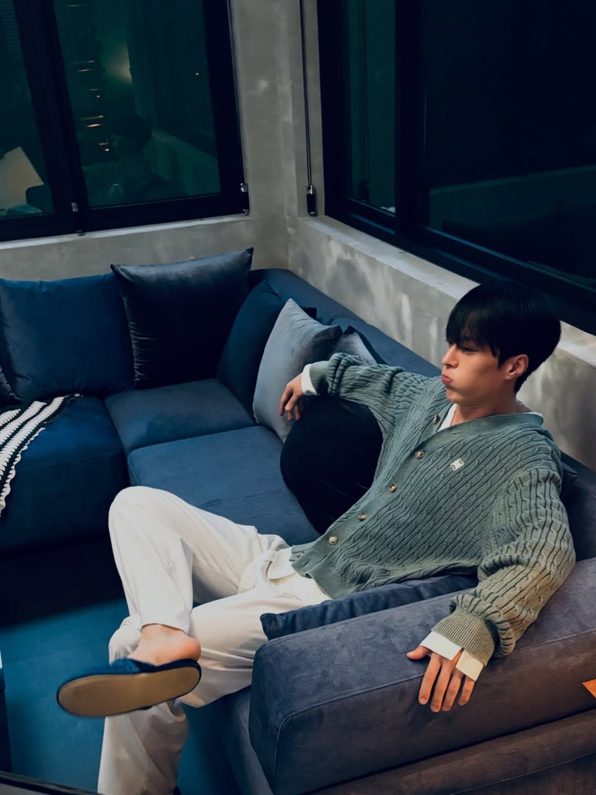 노란 수영복에 섹시한 몸매 어필하는 존예 처자