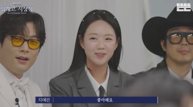 노란 수영복에 섹시한 몸매 어필하는 존예 처자