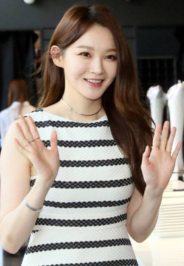 노란 수영복에 섹시한 몸매 어필하는 존예 처자