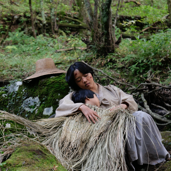 노란 수영복에 섹시한 몸매 어필하는 존예 처자