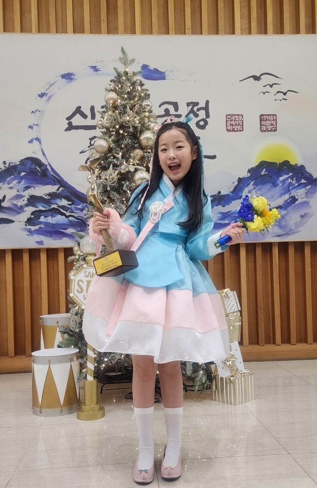 노란 수영복에 섹시한 몸매 어필하는 존예 처자