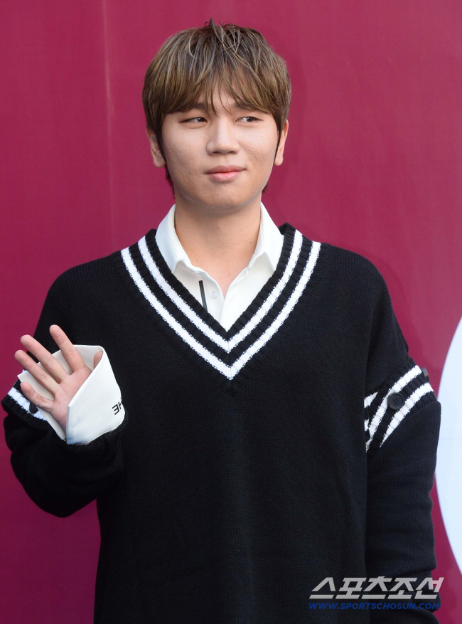 노란 수영복에 섹시한 몸매 어필하는 존예 처자