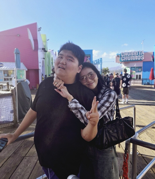 노란 수영복에 섹시한 몸매 어필하는 존예 처자