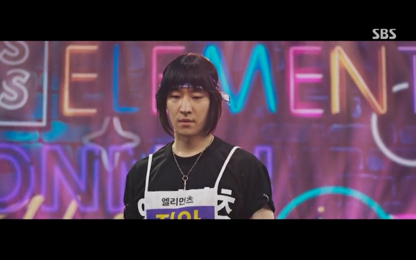 노란 수영복에 섹시한 몸매 어필하는 존예 처자