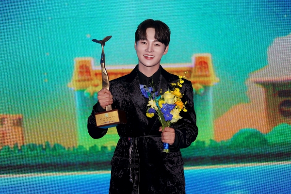 노란 수영복에 섹시한 몸매 어필하는 존예 처자