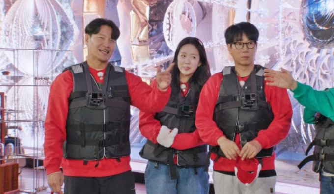 노란 수영복에 섹시한 몸매 어필하는 존예 처자