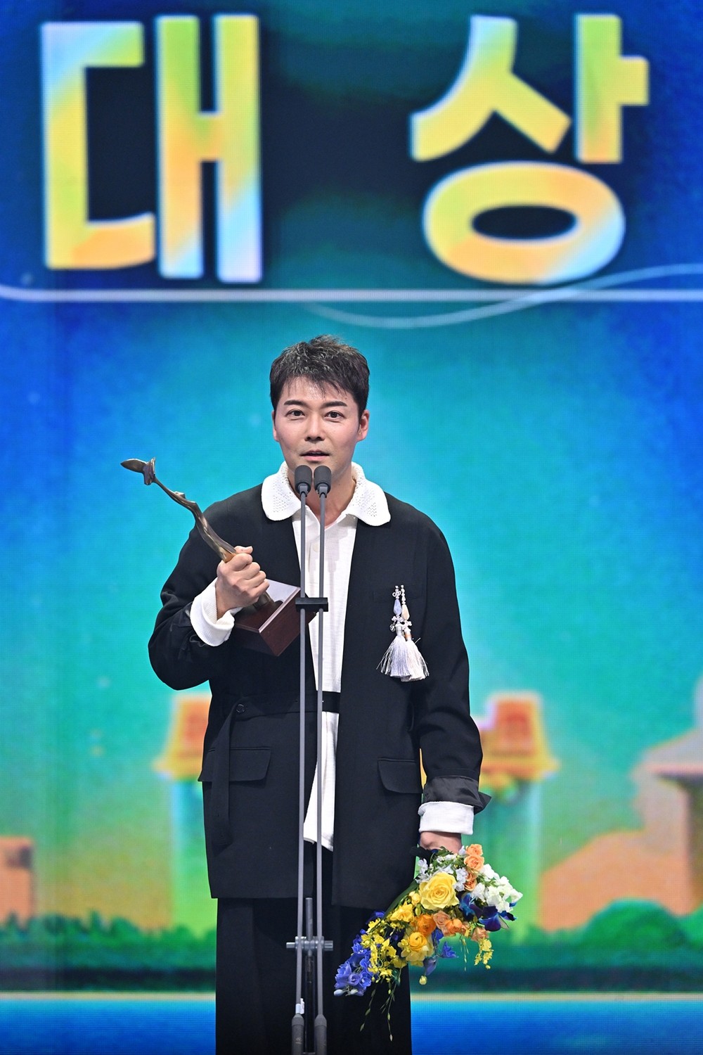 노란 수영복에 섹시한 몸매 어필하는 존예 처자