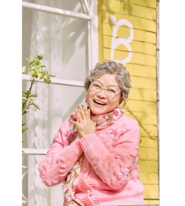 노란 수영복에 섹시한 몸매 어필하는 존예 처자