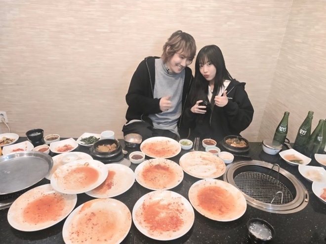 노란 수영복에 섹시한 몸매 어필하는 존예 처자