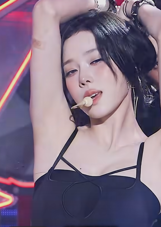 노란 수영복에 섹시한 몸매 어필하는 존예 처자