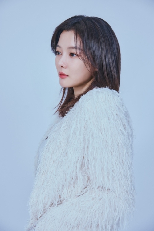 노란 수영복에 섹시한 몸매 어필하는 존예 처자