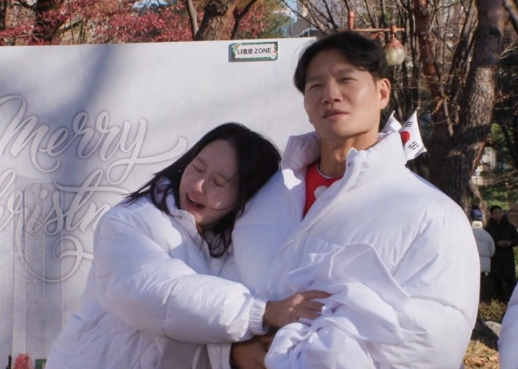 노란 수영복에 섹시한 몸매 어필하는 존예 처자