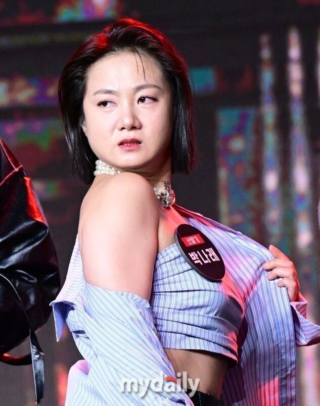 노란 수영복에 섹시한 몸매 어필하는 존예 처자