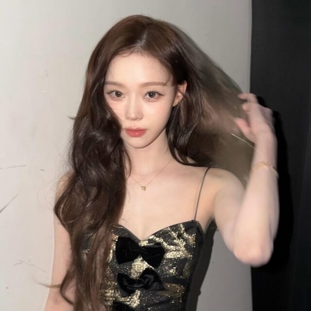 노란 수영복에 섹시한 몸매 어필하는 존예 처자