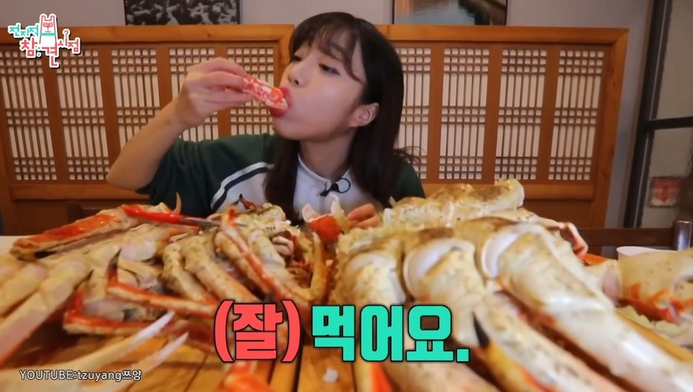 노란 수영복에 섹시한 몸매 어필하는 존예 처자