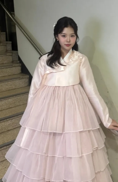 노란 수영복에 섹시한 몸매 어필하는 존예 처자