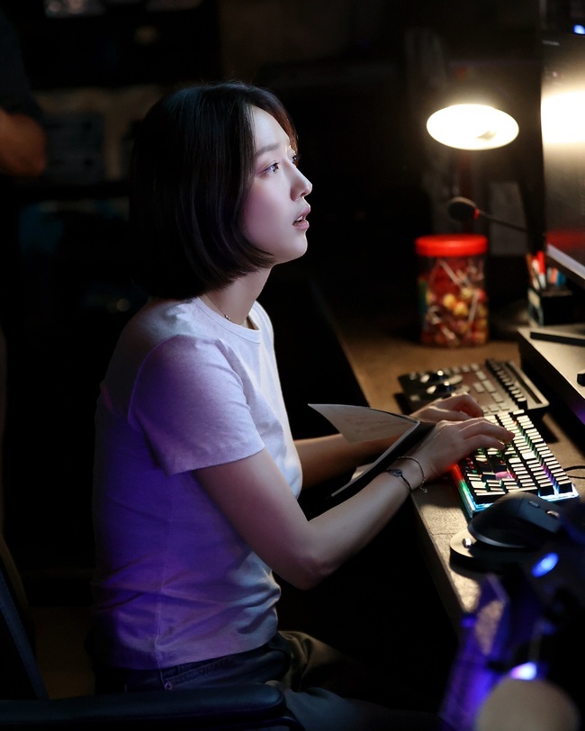 노란 수영복에 섹시한 몸매 어필하는 존예 처자