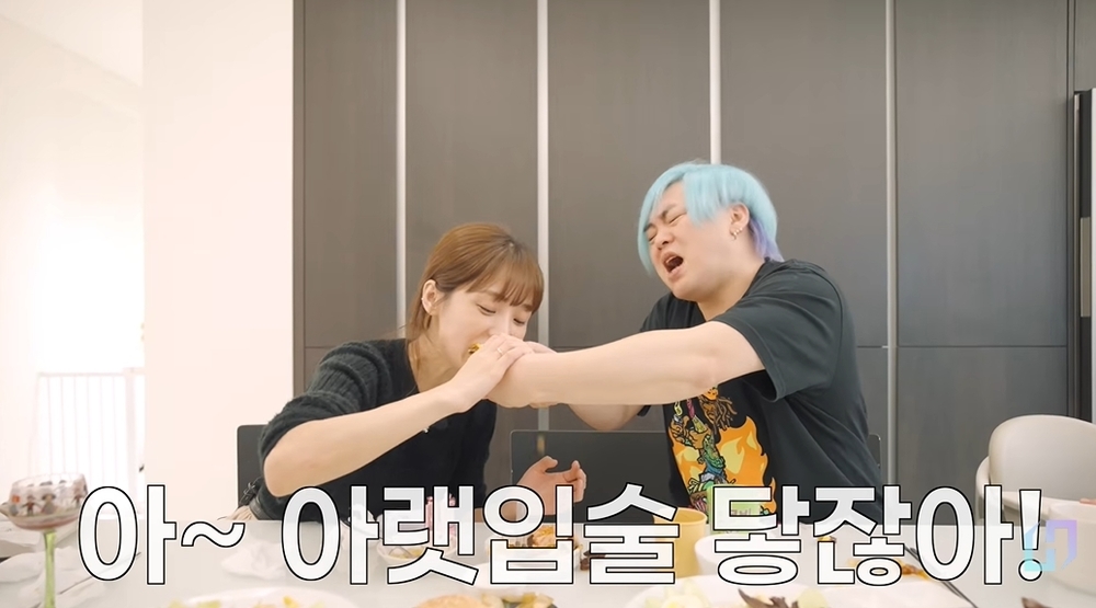 노란 수영복에 섹시한 몸매 어필하는 존예 처자