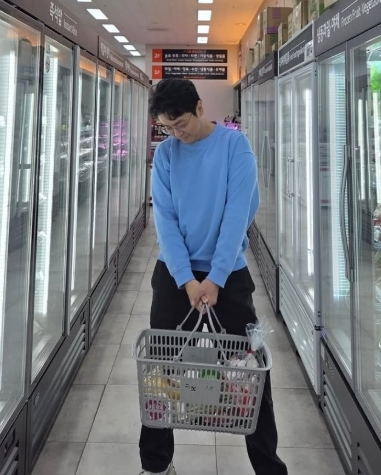 노란 수영복에 섹시한 몸매 어필하는 존예 처자